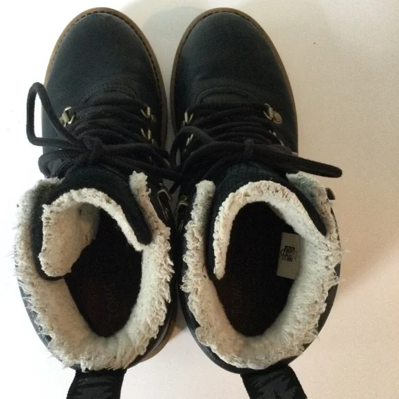 Toms Women's Black Leather Warm Chic Fashion Ankle Boots Brass Eyelets Size 8 - Picture 4 of 7